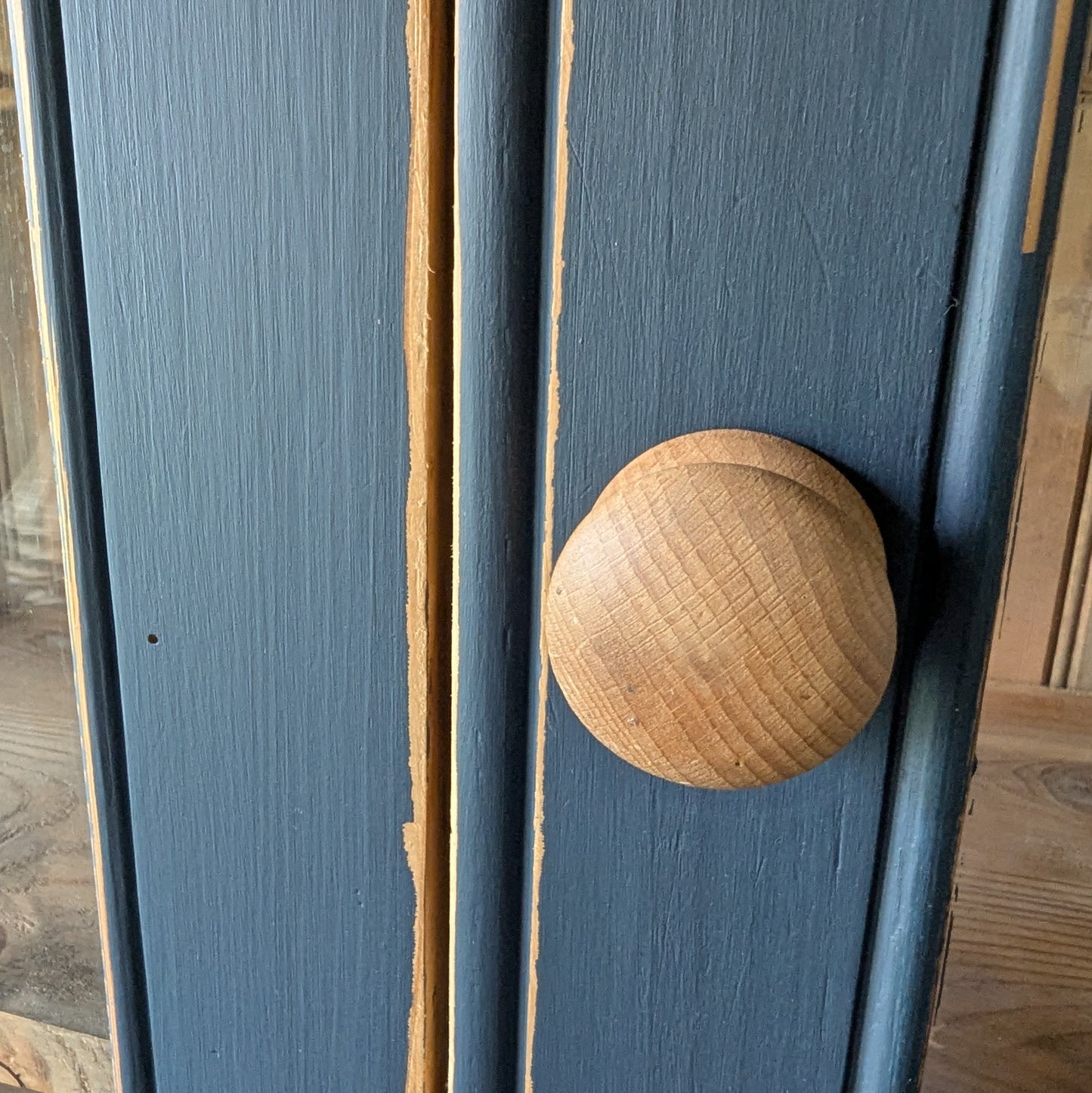 Antique Glazed Countertop Cabinet