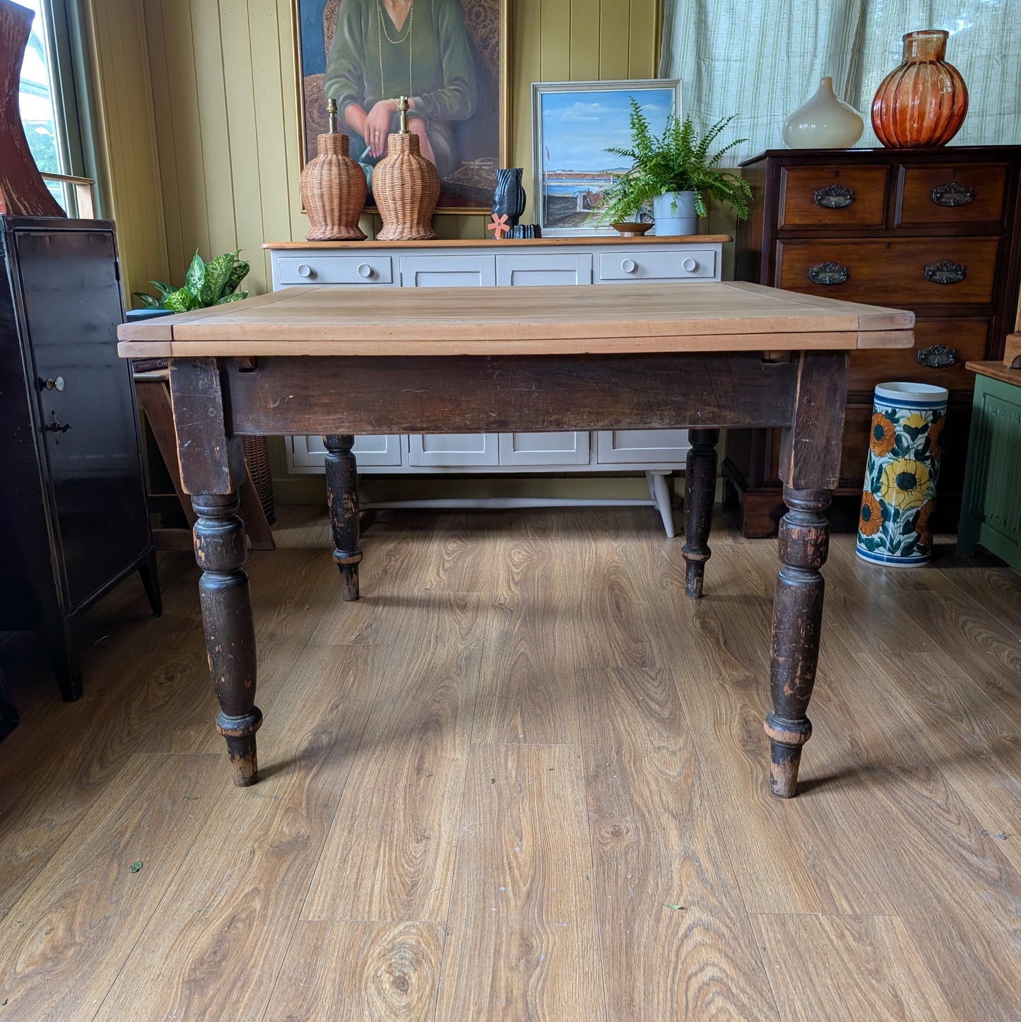 Victorian Scrub Top Kitchen Table