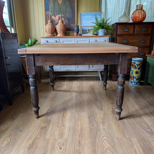 Victorian Scrub Top Kitchen Table