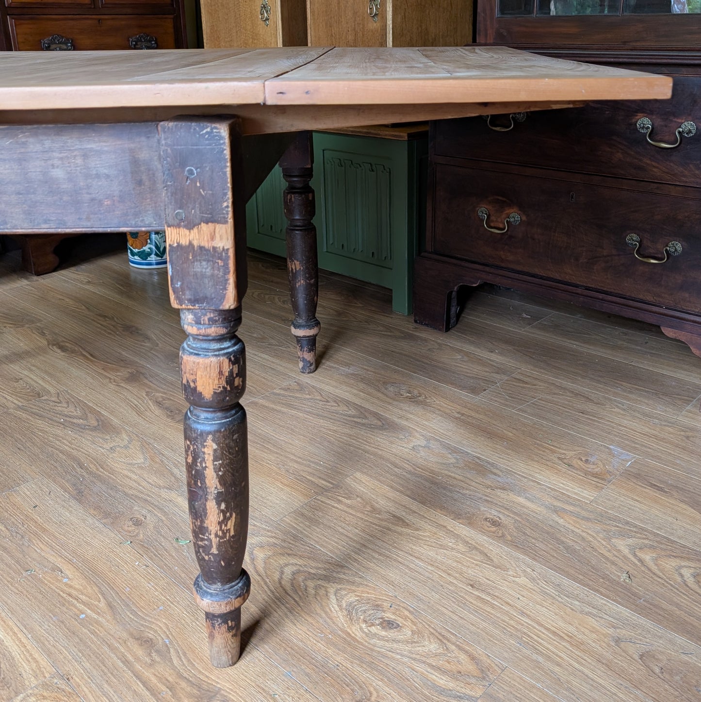 Victorian Scrub Top Kitchen Table