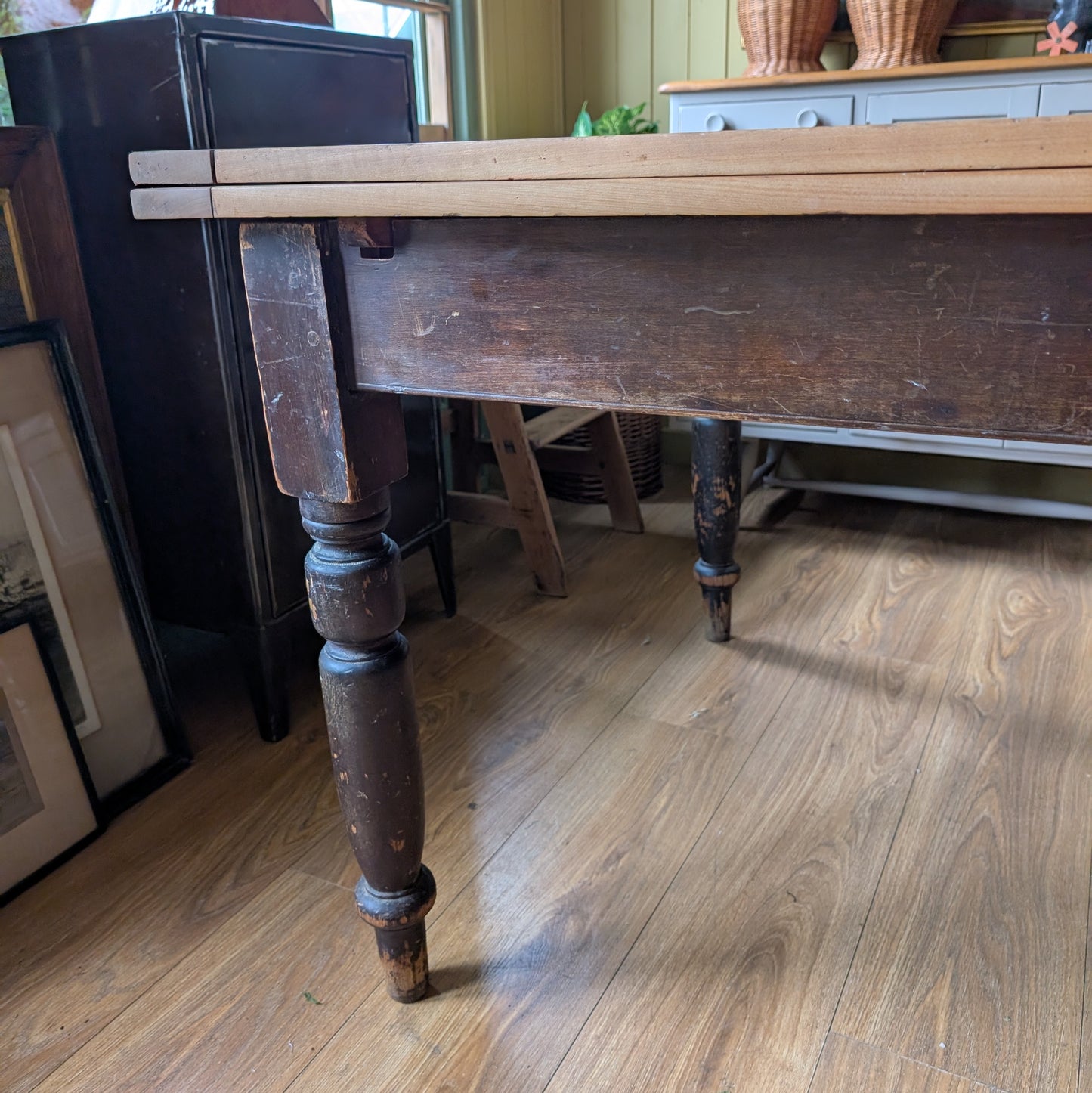 Victorian Scrub Top Kitchen Table