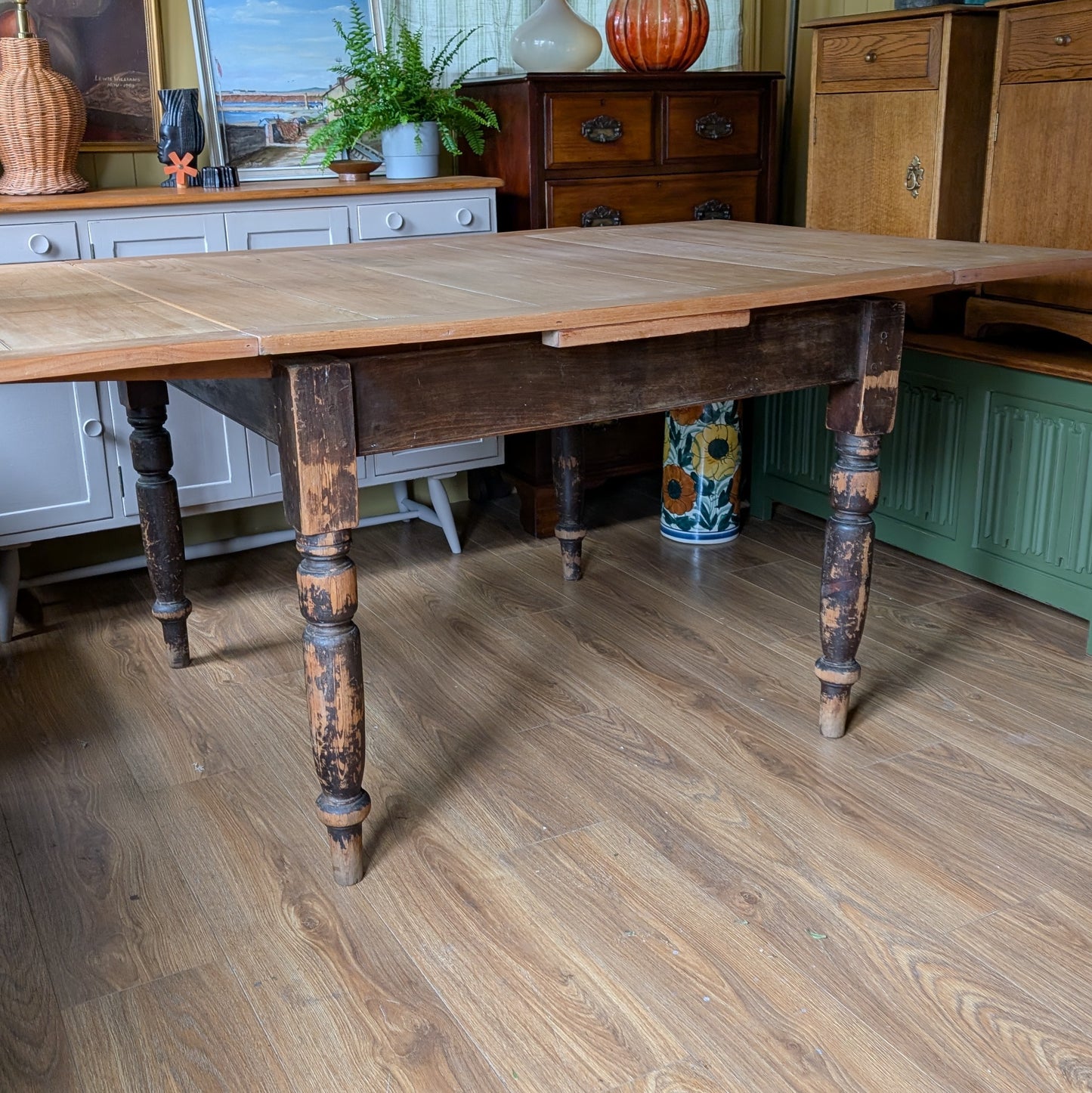 Victorian Scrub Top Kitchen Table