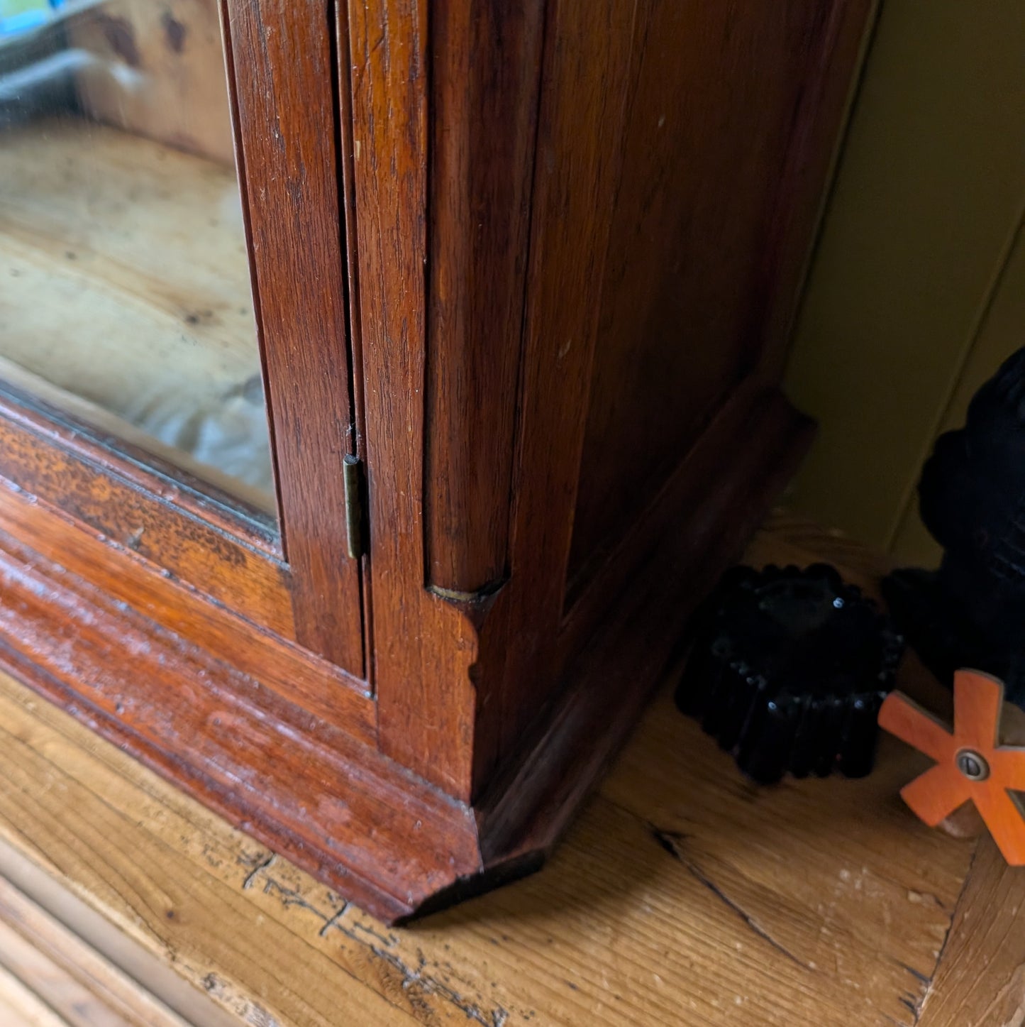 Antique Countertop Glazed Cabinet