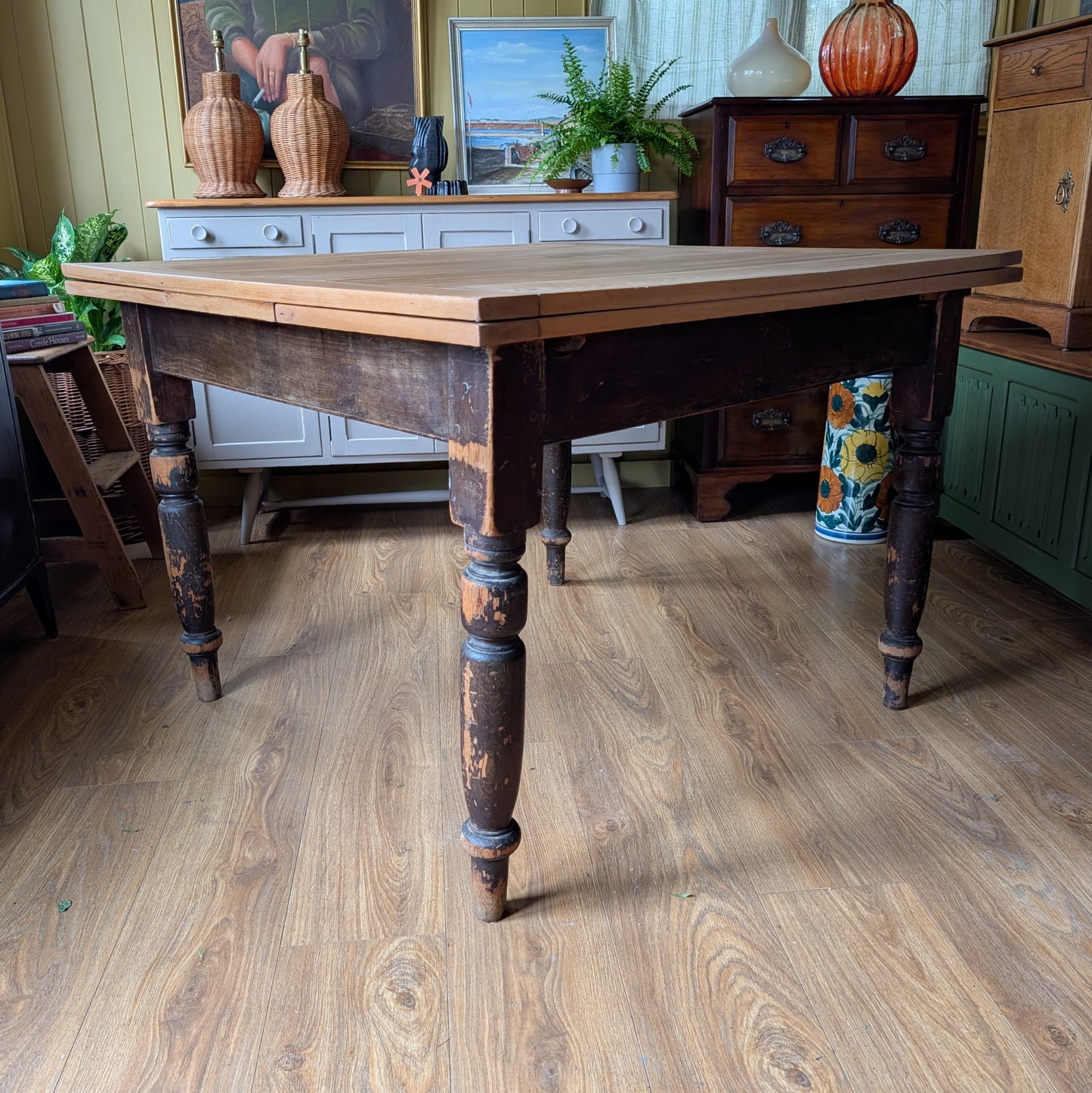 Victorian Scrub Top Kitchen Table